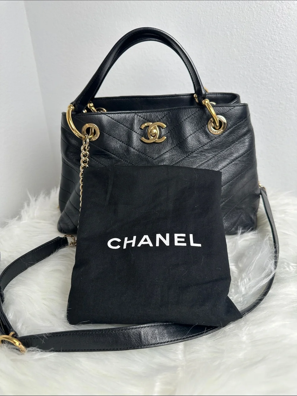 💯Authentic Chanel Chevron Quilted Shoulder Bag – Black Leather & Gold Hardware🍀